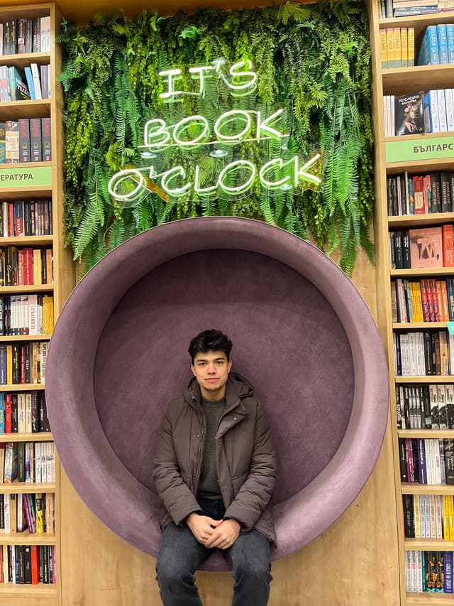 Iskren, creator of GinkgoNotes, in a bookstore